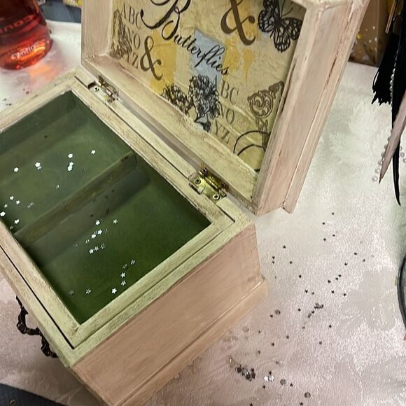 Antiqued Cream Butterfly Musical Box - Picture 2 of 4